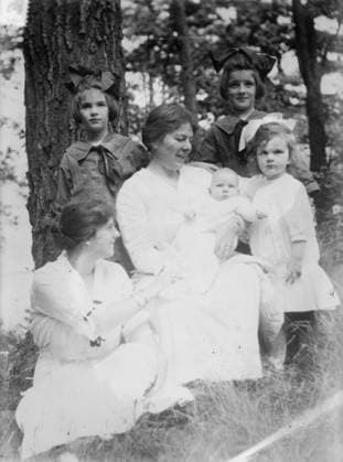 RECORD DATE NOT STATED Mme. Louise Homer and children, 1915. Shows opera singer Louise Beatty Homer (1871-1947) with her children. Copyright:xHeritagexArt HeritagexImagesxBainxNewsxServicex IMAGO, ! ACHTUNG: AUFNAHMEDATUM GESCHÄTZT!  Copyright:HeritagexArt HeritagexImagesxBainxNewsxServicex IMAGO