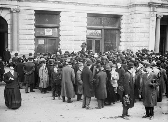 RECORD DATE NOT STATED Mrs. S. Loebinger speaking to crowd on street, New York, 1910. Copyright:xHeritagexArt HeritagexImagesxBainxNewsxServicex IMAGO, ! ACHTUNG: AUFNAHMEDATUM GESCHÄTZT!  Copyright:HeritagexArt HeritagexImagesxBainxNewsxServicex IMAGO