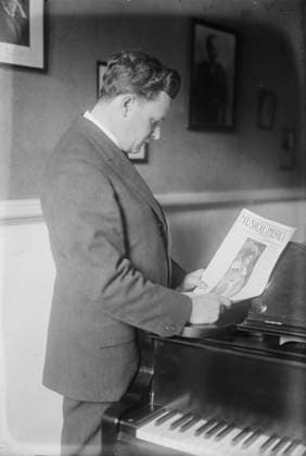 RECORD DATE NOT STATED Murphy, 1919. Shows tenor opera singer Lambert Murphy (1885-1954) holding a copy of Musical America dated April 19, 1919. Copyright:xHeritagexArt HeritagexImagesxBainxNewsxServicex IMAGO, ! ACHTUNG: AUFNAHMEDATUM GESCHÄTZT!  Copyright:HeritagexArt HeritagexImagesxBainxNewsxServicex IMAGO