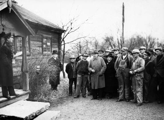 STOCKHOLM 1932-07-01 I samband med att man pa onsdagen högtidlighöll Artur Hazelius födelsedag han skulle, om han levat, ha fyll sin 100:e födelsedag eller 99 ar, meddelar reklamkontoret passade Skansens lecdning pa när hela personalen var samlad undervisa den i hur den bör förhalla sig vid eldsvada inom Skansen. Brandkapten Molin skötte om den saken. Se bilden! STOCKHOLM SVERIGE x192x *** STOCKHOLM 1932 07 01 In connection with the celebration of Artur Hazelius birthday on Wednesday, he would, if he had lived, have celebrated his 100th birthday or 99 years, the publicity office announces, Skansens management took the opportunity when the entire staff was gathered to teach it how it should behave in case of fire within  Copyright: xDN TTx PERSONAL SKANSEN
