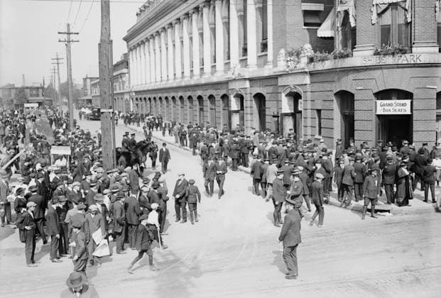 RECORD DATE NOT STATED Outside Shibe Park, 10 9 14, 1914. Copyright:xHeritagexArt HeritagexImagesxBainxNewsxServicex IMAGO, ! ACHTUNG: AUFNAHMEDATUM GESCHÄTZT!  Copyright:HeritagexArt HeritagexImagesxBainxNewsxServicex IMAGO