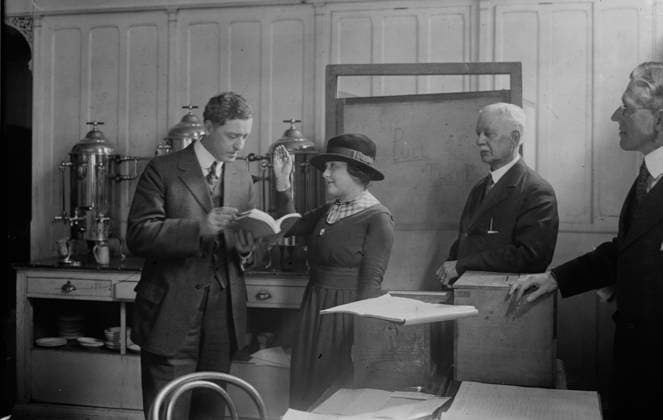 RECORD DATE NOT STATED Swearing in a vote, Helen Moser, G.S. Mitchell, 1918. Shows Helen Moser being sworn in to vote on March 5, 1918, the first election in which women could vote in New York City. Copyright:xHeritagexArt HeritagexImagesxBainxNewsxServicex IMAGO, ! ACHTUNG: AUFNAHMEDATUM GESCHÄTZT!  Copyright:HeritagexArt HeritagexImagesxBainxNewsxServicex IMAGO