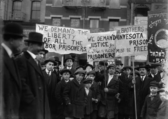 RECORD DATE NOT STATED Sympathy Labor Parade -- 1916 , 1916. Shows crowd at a labor sympathy parade in New York City on Dec. 2, 1916. People hold signs reading: We demand the liberty of all the labor prisoners, We demand justice for the Minnesota prisoners and Our brothers in Minnesota prison must be freed. Another sign is in Yiddish. Copyright:xHeritagexArt HeritagexImagesxBainxNewsxServicex IMAGO, ! ACHTUNG: AUFNAHMEDATUM GESCHÄTZT!  Copyright:HeritagexArt HeritagexImagesxBainxNewsxServicex IMAGO
