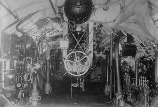 RECORD DATE NOT STATED U.S. Submarine -- amidships, looking forward, between c1910 and c1915. Copyright:xHeritagexArt HeritagexImagesxBainxNewsxServicex IMAGO, ! ACHTUNG: AUFNAHMEDATUM GESCHÄTZT!  Copyright:HeritagexArt HeritagexImagesxBainxNewsxServicex IMAGO
