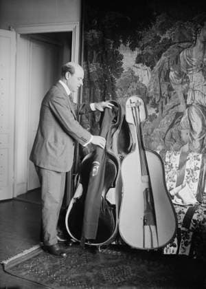 RECORD DATE NOT STATED Casals, between c1915 and c1920. Shows Spanish cellist Pablo Casals (1876-1973) with his cello. Copyright:xHeritagexArt HeritagexImagesxBainxNewsxServicex IMAGO, ! ACHTUNG: AUFNAHMEDATUM GESCHÄTZT!  Copyright:HeritagexArt HeritagexImagesxBainxNewsxServicex IMAGO