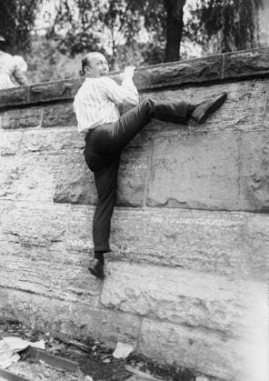 RECORD DATE NOT STATED Hare, between c1915 and c1920. Shows Thomas Ernest Ernie Hare (1883-1939) who was a American singer and radio performer who recorded prolifically during the 1920s and 1930s. He may be climbing the wall that surrounds Central Park on the Fifth Avenue side. Copyright:xHeritagexArt HeritagexImagesxBainxNewsxServicex IMAGO, ! ACHTUNG: AUFNAHMEDATUM GESCHÄTZT!  Copyright:HeritagexArt HeritagexImagesxBainxNewsxServicex IMAGO
