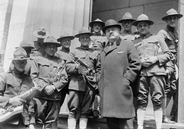RECORD DATE NOT STATED V. Herbert, between c1915 and c1920. Shows composer and cellist Victor August Herbert (1859-1924) standing outside with group of soldiers. Herbert was one of the founders of the American Society of Composers, Authors, and Publishers (ASCAP). Copyright:xHeritagexArt HeritagexImagesxBainxNewsxServicex IMAGO, ! ACHTUNG: AUFNAHMEDATUM GESCHÄTZT!  Copyright:HeritagexArt HeritagexImagesxBainxNewsxServicex IMAGO