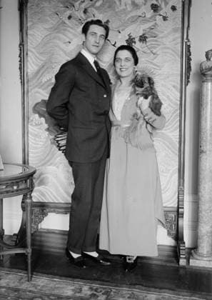 RECORD DATE NOT STATED Farrar & Lou Tellegen, between c1915 and c1920. Shows American soprano opera singer Geraldine Farrar (1882-1967) with her husband, actor and screenwriter Lou Tellegen (1881-1934). Farrar holds a dog. Copyright:xHeritagexArt HeritagexImagesxBainxNewsxServicex IMAGO, ! ACHTUNG: AUFNAHMEDATUM GESCHÄTZT!  Copyright:HeritagexArt HeritagexImagesxBainxNewsxServicex IMAGO
