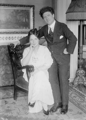 RECORD DATE NOT STATED G. Martinelli & wife, between c1915 and c1920. Shows Italian tenor opera singer Giovanni Martinelli (1885-1969) and his wife, Adele Previtali. Copyright:xHeritagexArt HeritagexImagesxBainxNewsxServicex IMAGO, ! ACHTUNG: AUFNAHMEDATUM GESCHÄTZT!  Copyright:HeritagexArt HeritagexImagesxBainxNewsxServicex IMAGO