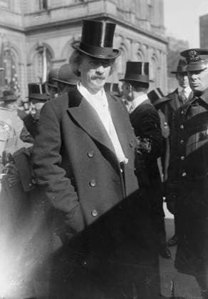 RECORD DATE NOT STATED Paderewski Polish Commission , between c1915 and c1920. Shows Polish pianist and composer Ignacy Jan Paderewski (1860-1941) with a Polish commission outside City Hall in New York City. Copyright:xHeritagexArt HeritagexImagesxBainxNewsxServicex IMAGO, ! ACHTUNG: AUFNAHMEDATUM GESCHÄTZT!  Copyright:HeritagexArt HeritagexImagesxBainxNewsxServicex IMAGO