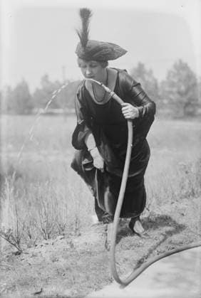 RECORD DATE NOT STATED Rosedale, between c1915 and c1920. Copyright:xHeritagexArt HeritagexImagesxBainxNewsxServicex IMAGO, ! ACHTUNG: AUFNAHMEDATUM GESCHÄTZT!  Copyright:HeritagexArt HeritagexImagesxBainxNewsxServicex IMAGO