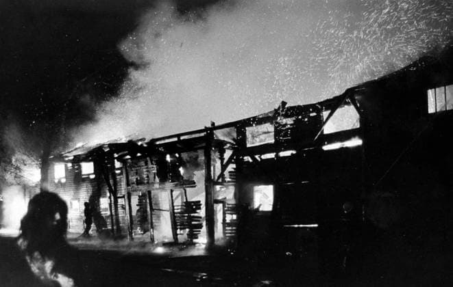 STOCKHOLM 1972-05-06 Kulturhusen i de gamla Skansen var allvarligt hotade vid en valdsam brand i Djurgardens ridskola bakom Hasselbacken pa Djurgarden pa lördagskvällen. Ridskolans stora managebyggnad brann som en fackla, och eldskenet syntes över hela Stockholm. Genom fina insatser av poiis och civila räddades samliga hästar utom en som avled under räddningsarbetet. Ingen människa kom till skada. STOCKHOLM SVERIGE x33x *** STOCKHOLM 1972 05 06 The cultural buildings in the old Skansen were seriously threatened by a violent fire in Djurgardens riding school behind Hasselbacken on Djurgarden on Saturday evening The riding schools large management building burned like a torch, and the glow of fire was visible all over Stockho  Copyright: xSörenxJohansson DN TTx BRAND DJURGARDENS RIDSKOLA