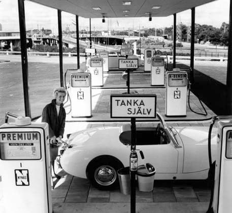ARKIV CA 1960 En kvinna tankar sin vita sportbil pa nynäsmacken i Johanneshov i Stockholm omkring 1960. Stockholm Sverige x192x *** ARCHIVE CA 1960 A woman refueling her white sports car at Nynäsmacken in Johanneshov in Stockholm around 1960 Stockholm Sweden x192x  Copyright: xDNx xTTx x BENSINSTATION-NYNÄS
