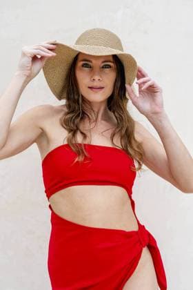 Creative Highlights Symbolfotos Eine atemberaubende Brünette, strahlend in einem leuchtend roten Kleid, schmückt die karibischen Küsten mit Eleganz und verkörpert Schönheit inmitten des tropischen Paradieses Stunning brunette, radiant in a vibrant red dress, graces the Caribbean shores with elegance, embodying beauty amid the tropical paradise Copyright: imageBROKER WalterxGxArcexSrxGri ibxiqx11492887.jpg ,model released, Symbolfoto ,property released
