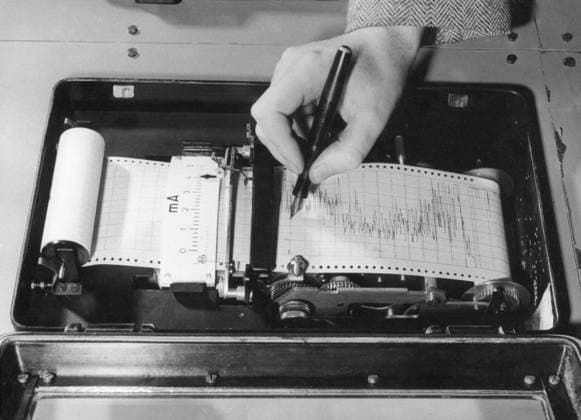 Orig caption FIRST OBSERVATION OF SECOND ARTIFICIAL SATELLITE IN CZECHOSLOVAKIA On this apparatus Miroslav Jiskra recorded signals of the first satellite Now he is getting ready to record graphically signals of the second satellite Note On November 3, 1957, the Soviet Union launches the dog Lajka in Sputnik II Pens Re  Copyright: xx RECORDS OBSERVATION OF SPUTNIK II