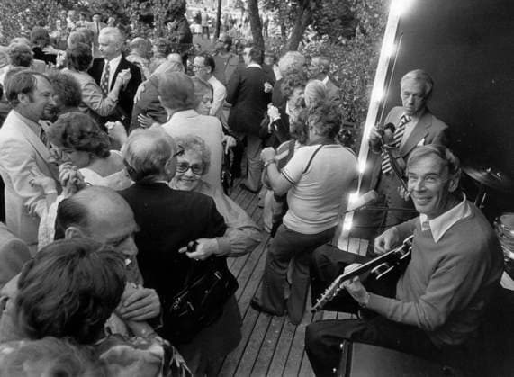Stockholm 1978-06-24 Midsommar i Stockholm. Till Mosebacke drogs mänga av oss medelaldringar denna, midsommarafton. Det var mjukdans pa lövad utebana till musik av självaste Staffan Broms. En begivenhet (alldeles gratis) som Staffan och hans pojkar fortsätter med hela sommaren. Det kändes nästan som dans borti väqen... Stockholm Sverige x192x *** Stockholm 1978 06 24 Midsummer in Stockholm Many of us middle-aged people were drawn to Mosebacke this, Midsummers Eve There was soft dancing on the leafy outdoor court to the music of Staffan Broms himself An event completely free of charge that Staffan and his boys continue with all summer It almost felt like dancing on the road Stockholm Sweden x192x  Copyright: xBirgittaxRydbeck DN TTx MIDSOMMAR STOCKHOLM