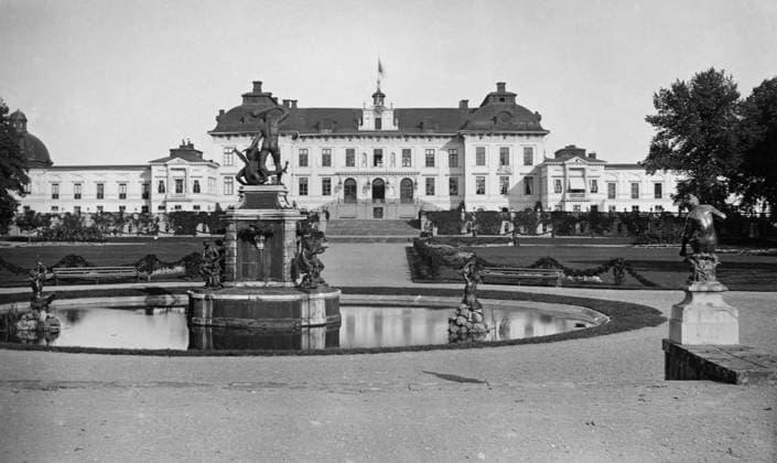 ARCHIVE STOCKHOLM around 1900 Drottningholm s royal palace with a fountain in the foreground Sweden sp sw x5600x  Copyright: xx DROTTNINGHOLM CASTLE