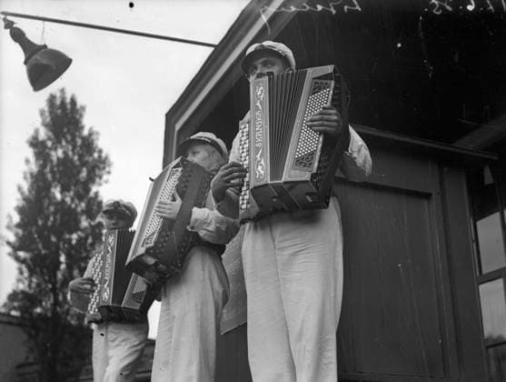Göteborg 1935-06-17 - Liseberg - Dragspelare pa Stora Scenen *** Local Caption *** Lada: Krep-Liseberg KAMERAREPORTAGE x2524x *** Gothenburg 1935 06 17 Liseberg Accordionists on the Main Stage Local Caption Lada Krep Liseberg KAMERAREPORTAGE x2524x  Copyright: xKamerareportage TTx