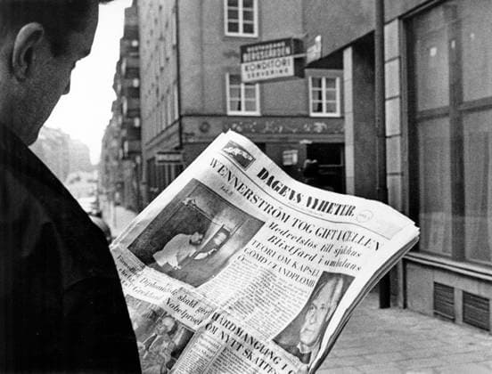 STOCKHOLM 1963 06 25 A man reads the morning papers news about spy suspect Colonel Stig Wennerström, who is about to commit suicide in his cell Stockholm Sweden x10x  Copyright: xJanxDelden EXP TTx WENNERSTRÖMAFFÄREN