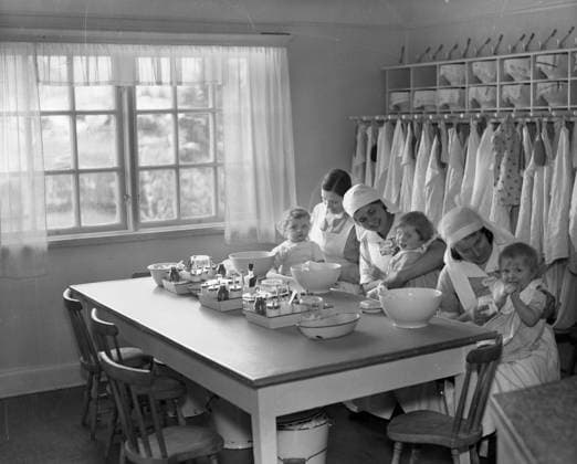GÖTEBORG 1935-04-08. Läkarundersökning pa Myrornas barnhem. *** Local Caption *** Lada 1935 - 1-15 april GÖTEBORG SVERIGE x2524x *** GÖTEBORG 1935 04 08 Medical examination at Myrornas orphanage Local Caption Barn 1935 1 April 15 GÖTEBORG SWEDEN x2524x  Copyright: xKamerareportage TTx BARNHEM