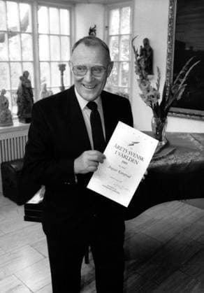 ARKIV 1989-08-14 Ingvar Kamprad, IKEA:s grundare, visar sitt diplom sedan han av Föreningen Svenskar i Världen (SVIV) utsett till Arets svensk i världen 1989. SVERIGE x11014x *** ARCHIVE 1989 08 14 Ingvar Kamprad, IKEAs founder, shows his diploma after being named Swede of the Year in the World 1989 by the Association of Swedes in the World SVIV SWEDEN x11014x  Copyright: xPeterxNordahlx xTTx x INGVAR KAMPRAD ARETS SVENSK I VÄRLDEN