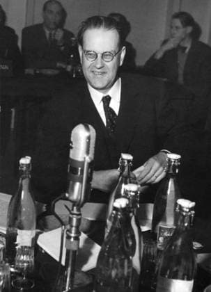 SEKLET-PORTRÄTT-40 Ecklesiastikminister Tage Erlander väljs till statsminster den 11 oktober 1946. Han tar över efter Per Albin Hansson som oväntat avlidit i oktober. Bilden är fran 1948. STOCKHOLM SVERIGE PB-KOD: 192 x192x *** SECRET PORTRAIT 40 Minister of Ecclesiastical Affairs Tage Erlander is elected Minister of State on October 11, 1946 He takes over from Per Albin Hansson who died unexpectedly in October The picture is from 1948 STOCKHOLM SWEDEN PB CODE 192 x192x  Copyright: xDEXx SEK40ERLANDER1