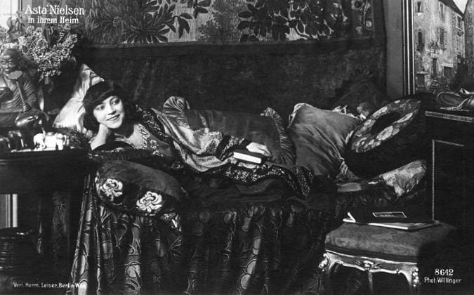 GERMANY 1910s. Orig. caption... Asta Nielsen in ihrem Heim. Germany x5600x *** GERMANY 1910s Orig caption Asta Nielsen in her home Germany x5600x  Copyright: xFoto:xPhot.xWillinger,xVerl.xHermxLeiserxBerlin-Wilm SVTx ASTA NIELSEN IN HIS HOME