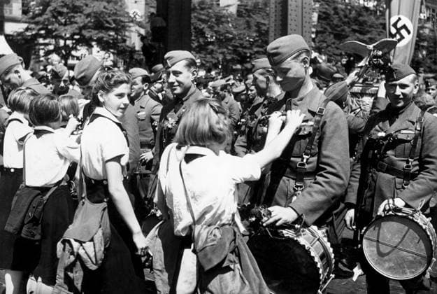 Orig. caption... DIE DEUTSCHE CONDORLEGION IN HAMBURG JUBELND EMPFANGEN. Auf dem Marsch durch die Strassen der alten Hansestadt wurden die deutschen Spanienkämpfer immer und immer wieder von nicht endenwollenden jubel überschüttet. BdM.- Mädchen heften den deutschen Spanienkämpfern Blumen an. 31.5.39. Note The Condor Legion, volunteer German military units that supported Franco in the Spanish Civil War. Boat Caps Swastikas Heroes Tributes Idols Drums CD623 sites: SPAIN*;HAMBURG;GERMANY sp_sw x5600x *** Orig caption DIE DEUTSCHE CONDORLEGION IN HAMBURG JUBELND EMPFANGEN On the march through the streets of the old Hanseatic city, the German fighters from Spain were repeatedly showered with endless cheers BdM girls pinning flowers to th  Copyright: xx NICE RECEPTION FOR SPAIN VOLUNTEERS