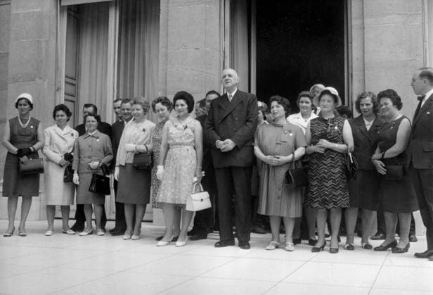 Orig. caption... LE GENERAL DE GAULLE ET LES MERES DE FAMILLE. A l occasion de la fÃªte des meres, le gÃ nÃ ral de Gaulle a revßu, aujourd hui, au Palais de l ElysÃ e, une delegation des meres les plus meritantes de Paris et de la Province to which ila remis de mÃ dailles. Au cours de la reception, sur le perron du Palais de l ElysÃ e, le gÃ nÃ ral de Gaulle est entourÃ des meres qu il a revßues et decorÃ es. Right, Mr. Jean-Marcel JEANNENEY, Minister of Social Affairs. 4 JUNE 1966. Note. C de Gaulle, 1890-1970, French statesman, politician and military; head of government 1944-1946 and 1958-1959; President of France 1959-1969. J-M Jeanneney, 1910-2010, French politician, economist and minister in various French governments during th  Copyright: xx FRENCH MOTHERS ARE HONORED ON MOTHER S DAY