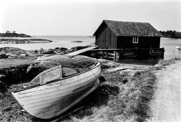 TROSA 1975-04-30. Reportage inför O, HUR ÖSTERSKÖNT och VATTNET ÄR ETT FARLIGT GIFT... TV-program. Sänt första gangen 1975-05-27 och 1975-05-28. En bat och en sjöbod vid Marinbiologiska forskningsinstitutionen pa Askö i Trosa skärgard. Askö Sverige x5600x *** TROSA 1975 04 30 Reportage for O, HOW EASTERN BEAUTIFUL and THE WATER IS A DANGEROUS POISON TV program First broadcast 1975 05 27 and 1975 05 28 A boat and a boathouse at the Marine Biological Research Institute on Askö in Trosa archipelago Askö Sweden x5600x  Copyright: xBo-AjexMellin SVTx ASKÖ