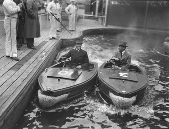 GÖTEBORG 1935-04-29. Liseberg öppnar för säsongen och Göteborgs polischef Ernst Fontell kör baten till vänster. *** Local Caption *** Lada: Krep-Liseberg GÖTEBORG SVERIGE x2524x *** GÖTEBORG 1935 04 29 Liseberg opens for the season and Gothenburg police chief Ernst Fontell drives the barge to the left Local Caption Lada Krep Liseberg GÖTEBORG SWEDEN x2524x  Copyright: xKamerareportage TTx BATAR PA LISEBERG