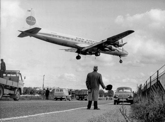 Bromma 1961 09 28 Stockholmers greeted the plane carrying UN Secretary-General Dag Hammarskjöld and the remains of the other dead on arrival at Bromma Bromma Sweden x12014x  Copyright: xSvD TTx DAG HAMMARSKJÖLD KISTA