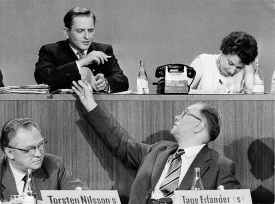 ARKIV STOCKHOLM 19600916. Slutdebatt vid riksdagsvalet 1960. Statsminister Tage Erlander assisteras av Olof Palme, sekreterare i statsradsberedningen. Stockholm Sverige x192x *** ARCHIVES STOCKHOLM 19600916 Final debate at the 1960 general election Prime Minister Tage Erlander is assisted by Olof Palme, secretary of the parliamentary committee Stockholm Sweden x192x  Copyright: xSvenxAsbergx xTTx x PALME-ERLANDER