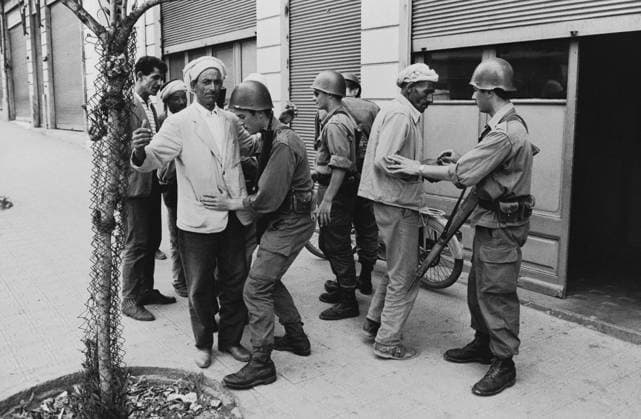 De franska soldaterna styr livet i Algeriet med järnhand och den inhemska befolkningen utsätts ständigt för kontroller och trakasserier. Bild ur boken Händer av Expressenfotografen Jan Delden Foto Jan Delden kod 10 COPYRIGHT SCANPIX SWEDEN ** AFTONBLADET OUT ** ALGERIET x10x *** The French soldiers rule life in Algeria with an iron fist and the indigenous population is constantly subjected to controls and harassment Image from the book Händer by Expressen photographer Jan Delden Photo Jan Delden code 10 COPYRIGHT SCANPIX SWEDEN AFTONBLADET OUT ALGERIET x10x  Copyright: xJANxDELDENx xTTx ALGERIET