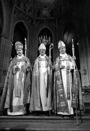 ARCHIVE 1988 10 09 Archbishop Bertil Werkström flanked by the newly consecrated bishops Claes Bertil Ytterberg left, vicar in Arboga and Henrik Svenungsson right, dean in Härnösand Claes Bertil Ytterberg becomes bishop of the diocese of Västeras and Henrik Svenungsson becomes bishop of the  Copyright: xJackxMikrutx xTTx x CLAES-BERTIL YTTERBERG