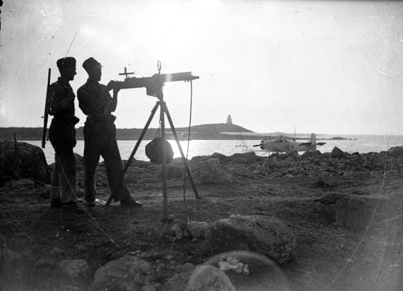 Göteborg - 1937-08-25 - Soldater tränar luftskydd - de star pa en höjd och har en kulspruta uppställd - de haller vakt i Göteborgs skärgard - troligen i närheten av Torslanda flygfält - *** Local Caption *** GT Lada 1937-augusti-01 KAMERAREPORTAGE x2524x *** Gothenburg 1937 08 25 Soldiers training air defense they are standing on a hill and have a machine gun set up they keep watch in Gothenburg archipelago probably near Torslanda airfield Local Caption GT Lada 1937 August 01 CAMERAREPORTAGE x2524x  Copyright: xKamerareportage TTx