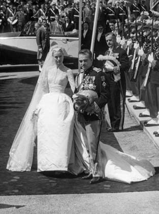 Orig. caption... THE CATHEDRAL WEDDING Grace Kelly and prince Rainier were married in the Roman Catholic Cathedral of Monaco today, a day full of splendor and glory for the bride and bridegroom and the many thousands of Monagasques and visitors who eight watched the cathedral ceremony or the drive through the streets. Photo shows. The wedding ceremony over, prince and princess turn to look back at the cathedral before passing through the guard of honor which included men of the Royal Navy. Note Brides Grooms Dresses Wedding Dresses persons: GRACE, PRINCESS OF MONACO;RAINIER, PRINCE OF MONACO;GRACE KELLY sites: USA*;MONACO sp_sw x5600x *** Orig caption THE CATHEDRAL WEDDING Grace Kelly and prince Rainier were married in the Roman Catholic  Copyright: xx WEDDING IN MONACO