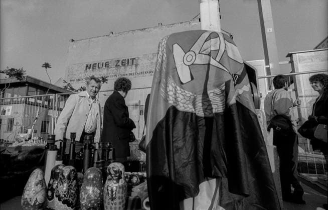 Check Point Charlie Deutschland, Berlin, 02.10.1991, Andenkenhändler am Check Point Charlie, DDR - Fahne, (Neue Zeit), Â *** Check Point Charlie Germany, Berlin, 02 10 1991, Souvenir dealer at Check Point Charlie, GDR flag, Neue Zeit , Â