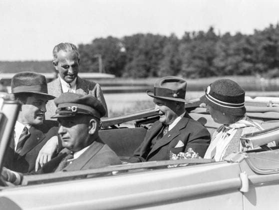 ARKIV 1933 Preussiske ministerpresidenten och nazistledaren Hermann Göring, andre fran höger, kommer till Rockelsta för att möta sin svager Erik von Rosen 1933. Hermann Goring, left, arrives in Sweden to meet his brother in law Erik von Rosen at Rockelsta. ROCKELSTA Sverige x1060x *** ARCHIVE 1933 Prussian Prime Minister and Nazi leader Hermann Goring, second from right, arrives in Rockelsta to meet his brother-in-law Erik von Rosen 1933 Hermann Goring, left, arrives in Sweden to meet his brother in law Erik von Rosen at Rockelsta ROCKELSTA Sweden x1060x  Copyright: xDNx xTTx x HERMANN GÖRING ROCKELSTA 1933