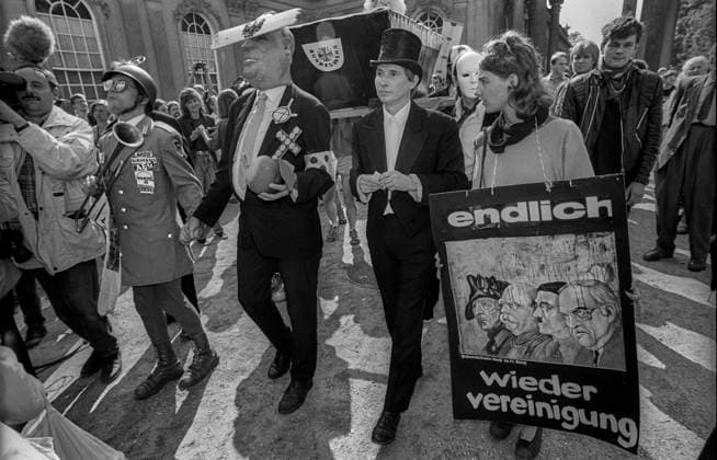 Überführung sterblicher Überreste von Friedrich II Deutschland, Potsdam, 17.08.1991, Protest, das Büro für ungewöhnliche Maßnahmen mit seinem Beitrag, bei der Beisetzung der sterblichen Überreste von Friedrich II in Potsdam Sanssouci, Â *** Transfer of mortal remains of Frederick II Germany, Potsdam, 17 08 1991, Protest, the Office for Unusual Measures with its contribution, at the burial of the mortal remains of Frederick II in Potsdam Sanssouci, Â