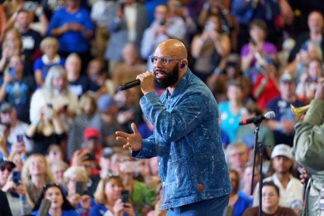 Entertainment Themen der Woche KW42 Entertainment Bilder des Tages October 17, 2024, Winston-Salem, North Carolina, USA: Rapper COMMON performs at a rally held by VP Nominee Tim Walz in Winston-Salem, NC. Winston-Salem USA - ZUMAb238 20241017_zsp_b238_037 Copyright: xJoshxBrownx