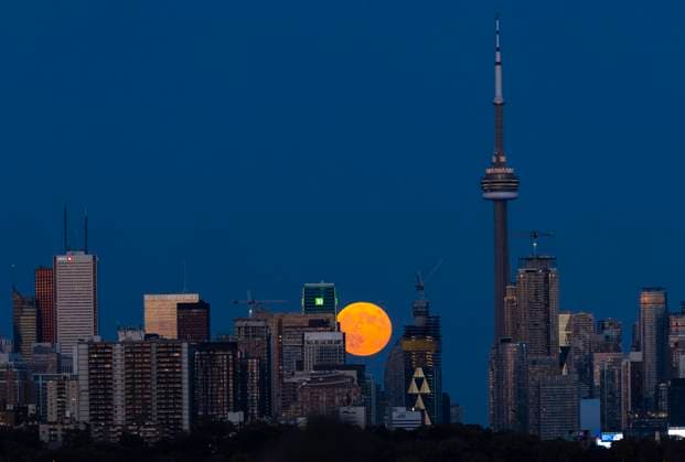 (241018) -- TORONTO, Oct. 18, 2024 -- The full moon rises over the skyline in Toronto, Canada, on Oct. 17, 2024. (Photo by Xinhua) CANADA-TORONTO-FULL MOON ZouxZheng 