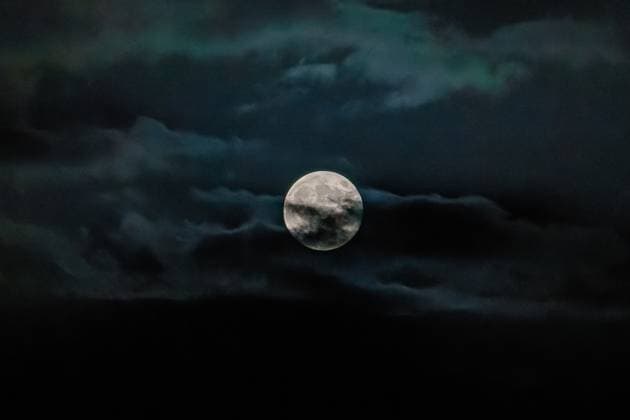 Creative Highlights World Hunter s Full Moon The Full Moon of the Hunter is in the cloudy sky near Andria, Apulia, on October 17, 2024. Andria Italy  Copyright: xDavidexPischettolax originalFilename: pischettola-notitle241018_npH4r.jpg