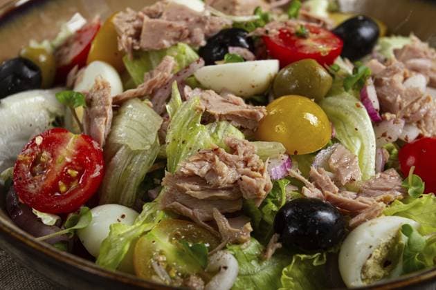Salat mit Thunfisch aus der Dose, Gemüsesalat mit Wachteleiern, Kopfsalat, roten Zwiebeln, Kirschtomaten, Oliven, Keto Essen, gesundes Essen, hausgemacht, ohne Menschen Salad with canned tuna, vegetable salad with quail eggs, lettuce, red onion, cherry tomatoes, olives, keto food, healthy food, homemade, no people Copyright: imageBROKER GalinaxDidebashvili ibxgai11577467.jpg