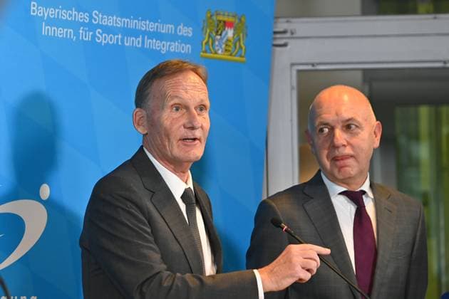 from left DFL Supervisory Board Chairman Hans Joachim Watzke, Bernd NEUENDORF DFB President , Press conference following the top-level discussion on violence in football Members of the Sports and Interior Ministers Conference meet representatives of DFL and DFB on 18 10 2024 in Munich