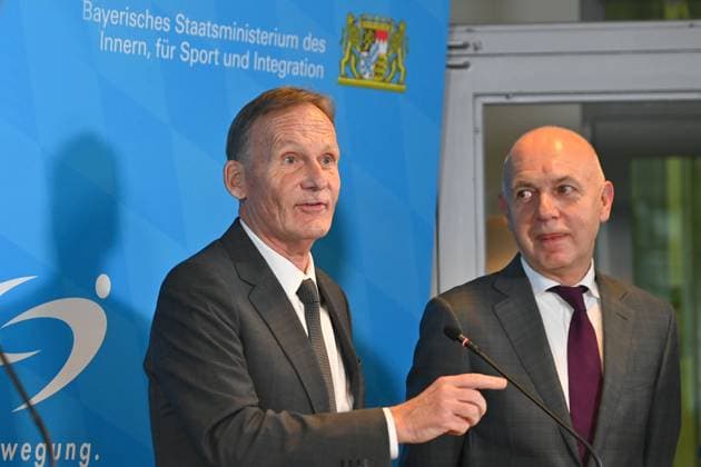 from left DFL Supervisory Board Chairman Hans Joachim Watzke, Bernd NEUENDORF DFB President , Press conference following the top-level discussion on violence in football Members of the Sports and Interior Ministers Conference meet representatives of DFL and DFB on 18 10 2024 in Munich