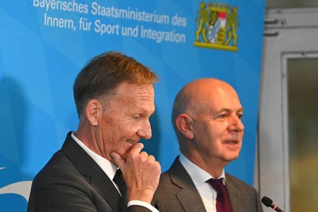 from left DFL Supervisory Board Chairman Hans Joachim Watzke, Bernd NEUENDORF DFB President , Press conference following the top-level discussion on violence in football Members of the Sports and Interior Ministers Conference meet representatives of DFL and DFB on 18 10 2024 in Munich