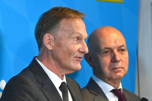 from left DFL Supervisory Board Chairman Hans Joachim Watzke, Bernd NEUENDORF DFB President , Press conference following the top-level discussion on violence in football Members of the Sports and Interior Ministers Conference meet representatives of DFL and DFB on 18 10 2024 in Munich