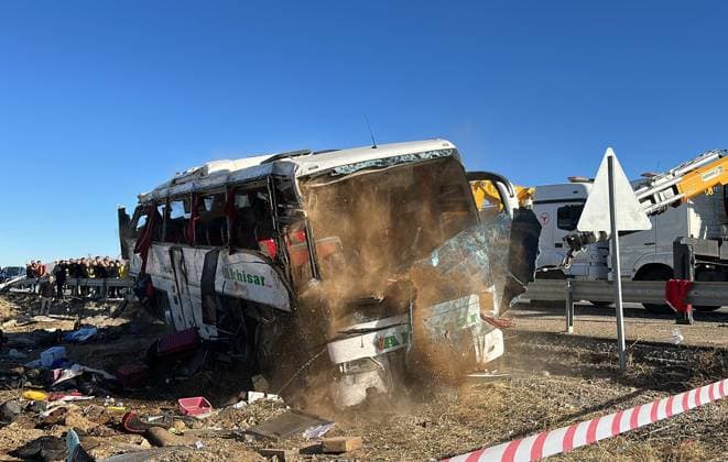 Bilder des Jahres 2024, News 10 Oktober News Themen der Woche KW42 News Bilder des Tages (241018) -- AKSARAY, Oct. 18, 2024 -- This photo taken on Oct. 18, 2024 shows the site of a bus accident in T¨¹rkiye s central province of Aksaray. At least seven people were killed and 33 others injured on Friday after a passenger bus overturned in the central Aksaray province of T¨¹rkiye, the local IHA news agency reported. ( Handout via Xinhua) T?RKIYE-AKSARAY-BUS ACCIDENT MustafaxKaya 