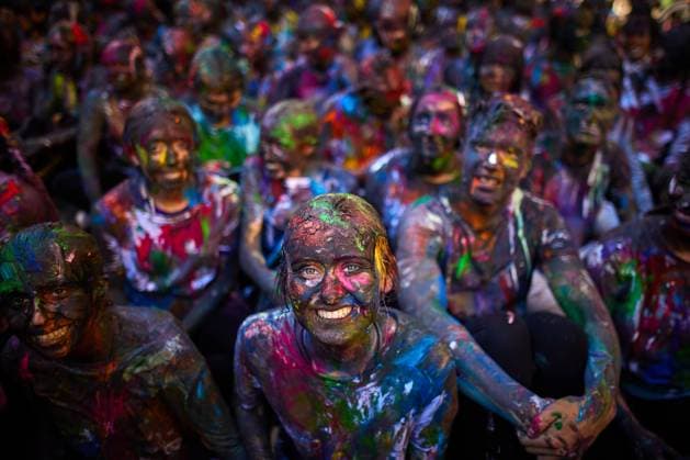 Bilder des Jahres 2024, News 10 Oktober News Themen der Woche KW42 News Bilder des Tages Granada University students welcomes first year students at San Lucas 2024 party A student from the Faculty of Medicine is covered in colorful paint and glitter as part of an annual tradition during a celebration in honor of their patron Saint Lucas at Granada University Square in Granada, Spain, on October 18, 2024. The fourth-year students, dressed as characters from The Lord of the Rings movies, organize this year s event. Granada Spain  Copyright: xFerminxRodriguezx originalFilename: rodriguez-granadau241018_npEVx.jpg